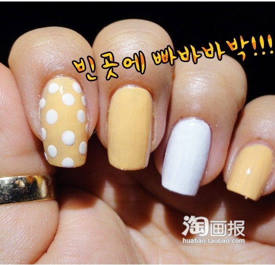 Dùng bút vẽ và sơn màu trắng vẽ lên hình tròn trên móng.