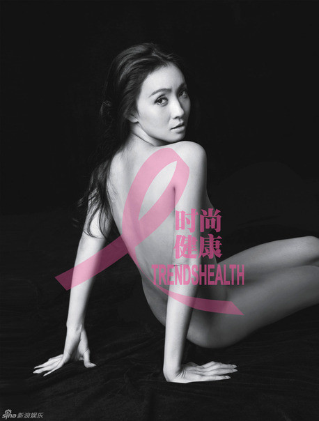 Đào Hồng với tư thế quay lưng, không che chắn nhưng rất gợi cảm. Xem thêm: Nude có phải là thời trang?/ Nhìn lại thời trang "nude" của Sao Việt / Từ chối chụp nude, "mẫu" suýt bị hại đời/ Nhiếp ảnh gia kể chuyện chụp ảnh khỏa thân