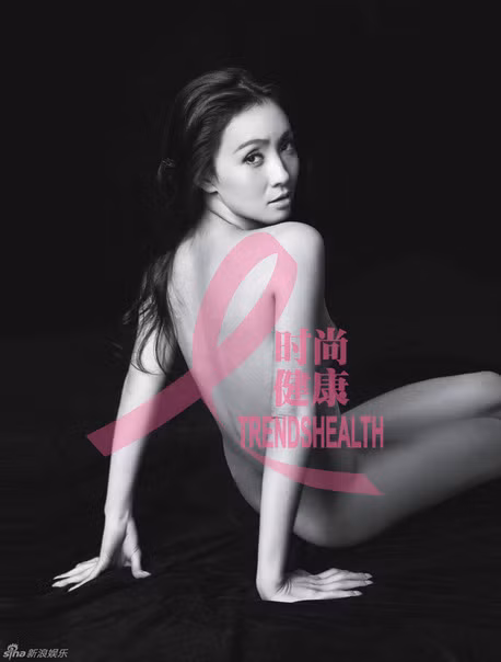 Đào Hồng với tư thế quay lưng, không che chắn nhưng rất gợi cảm. Xem thêm: Nude có phải là thời trang?/ Nhìn lại thời trang "nude" của Sao Việt / Từ chối chụp nude, "mẫu" suýt bị hại đời/ Nhiếp ảnh gia kể chuyện chụp ảnh khỏa thân