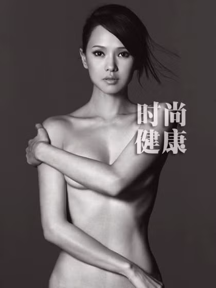 Tay trần che ngực, hở nhưng không lộ liễu đó mới là nghệ thuật. Xem thêm: Nude có phải là thời trang?/ Nhìn lại thời trang "nude" của Sao Việt / Từ chối chụp nude, "mẫu" suýt bị hại đời/ Nhiếp ảnh gia kể chuyện chụp ảnh khỏa thân