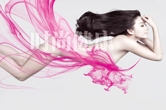 Làn da trắng mịn cùng dải lụa hồng tung bay tạo nên vẻ đẹp không tỳ vết. Xem thêm: Nude có phải là thời trang?/ Nhìn lại thời trang "nude" của Sao Việt / Từ chối chụp nude, "mẫu" suýt bị hại đời/ Nhiếp ảnh gia kể chuyện chụp ảnh khỏa thân