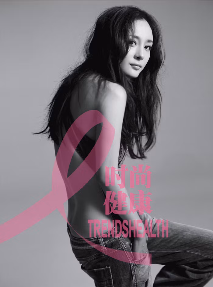 Không kín không hở nhưng góc chụp đã cho thấy được tấm lưng ong của ngọc nữ 8x Dương Mịch Xem thêm: Nude có phải là thời trang?/ Nhìn lại thời trang "nude" của Sao Việt / Từ chối chụp nude, "mẫu" suýt bị hại đời/ Nhiếp ảnh gia kể chuyện chụp ảnh khỏa thân