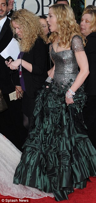 Madonna với chiếc váy "ép" ngực lên quá cỡ. Madonna với chiếc váy "ép" ngực lên quá cỡ.