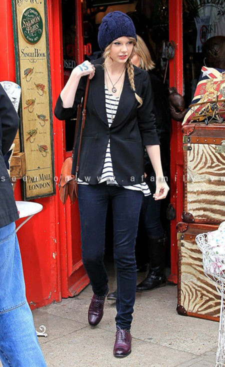 Nữ ca sĩ Taylor Swift không chỉ tài năng trong âm nhạc mà còn có gu thời trang tinh tế, trang nhã. Chiếc mũ len giản dị này của Taylor Swift có mặt trong danh sách những phụ kiện được yêu thích nhất của năm 2011. Ảnh: Afamily Xem thêm: Sao Hollywood quyến rũ cùng cún cưng / Khi Sao Hollywood chọn nhầm váy dạ tiệc / Khăn xinh, mũ điệu đón Noel nào! Mỹ nhân Việt ai xinh hơn với mũ rộng vành? / Sốc với mũ...tinh trùng rực rỡ của Lady Gaga Nữ ca sĩ Taylor Swift không chỉ tài năng trong âm nhạc mà còn có gu thời trang tinh tế, trang nhã. Chiếc mũ len giản dị này của Taylor Swift có mặt trong danh sách những phụ kiện được yêu thích nhất của năm 2011. Ảnh: Afamily Xem thêm: Sao Hollywood quyến rũ cùng cún cưng / Khi Sao Hollywood chọn nhầm váy dạ tiệc / Khăn xinh, mũ điệu đón Noel nào! Mỹ nhân Việt ai xinh hơn với mũ rộng vành? / Sốc với mũ...tinh trùng rực rỡ của Lady Gaga