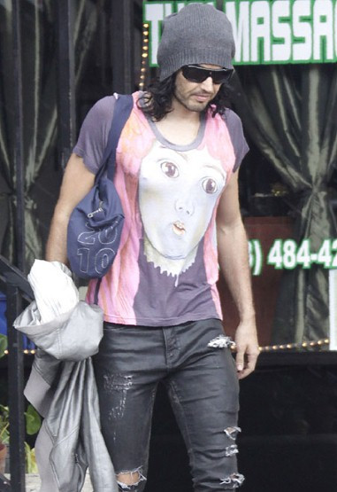 Người đàn ông trẻ trung đội chiếc mũ len hợp mốt và khoác áo phông in họa tiết hoạt hình này là ai vậy? Anh ấy chính là nghệ sỹ hài Russell Brand, chồng cũ của ngôi sao ca nhạc Katy Perry. Xem thêm: Sao Hollywood quyến rũ cùng cún cưng / Khi Sao Hollywood chọn nhầm váy dạ tiệc / Khăn xinh, mũ điệu đón Noel nào! Mỹ nhân Việt ai xinh hơn với mũ rộng vành? / Sốc với mũ...tinh trùng rực rỡ của Lady Gaga Người đàn ông trẻ trung đội chiếc mũ len hợp mốt và khoác áo phông in họa tiết hoạt hình này là ai vậy? Anh ấy chính là nghệ sỹ hài Russell Brand, chồng cũ của ngôi sao ca nhạc Katy Perry. Xem thêm: Sao Hollywood quyến rũ cùng cún cưng / Khi Sao Hollywood chọn nhầm váy dạ tiệc / Khăn xinh, mũ điệu đón Noel nào! Mỹ nhân Việt ai xinh hơn với mũ rộng vành? / Sốc với mũ...tinh trùng rực rỡ của Lady Gaga