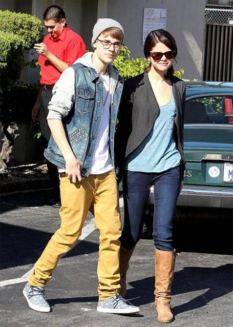 Dạo chơi trên phố cùng bạn gái, Justin Bieber hoàn toàn thoải mái khi chọn quần jeans vàng, chiếc mũ len xám và giày thể thao năng động. Xem thêm: Sao Hollywood quyến rũ cùng cún cưng / Khi Sao Hollywood chọn nhầm váy dạ tiệc / Khăn xinh, mũ điệu đón Noel nào! Mỹ nhân Việt ai xinh hơn với mũ rộng vành? / Sốc với mũ...tinh trùng rực rỡ của Lady Gaga Dạo chơi trên phố cùng bạn gái, Justin Bieber hoàn toàn thoải mái khi chọn quần jeans vàng, chiếc mũ len xám và giày thể thao năng động. Xem thêm: Sao Hollywood quyến rũ cùng cún cưng / Khi Sao Hollywood chọn nhầm váy dạ tiệc / Khăn xinh, mũ điệu đón Noel nào! Mỹ nhân Việt ai xinh hơn với mũ rộng vành? / Sốc với mũ...tinh trùng rực rỡ của Lady Gaga