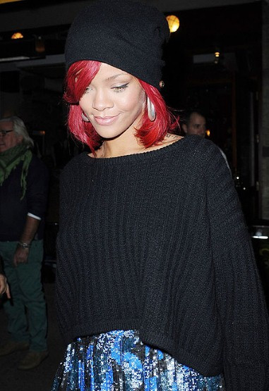 Mũ len trơn kết hợp áo đen cùng màu là sự lựa chọn hợp lý để tôn lên mái tóc của Rihanna. Xem thêm: Sao Hollywood quyến rũ cùng cún cưng / Khi Sao Hollywood chọn nhầm váy dạ tiệc / Khăn xinh, mũ điệu đón Noel nào! Mỹ nhân Việt ai xinh hơn với mũ rộng vành? / Sốc với mũ...tinh trùng rực rỡ của Lady Gaga Mũ len trơn kết hợp áo đen cùng màu là sự lựa chọn hợp lý để tôn lên mái tóc của Rihanna. Xem thêm: Sao Hollywood quyến rũ cùng cún cưng / Khi Sao Hollywood chọn nhầm váy dạ tiệc / Khăn xinh, mũ điệu đón Noel nào! Mỹ nhân Việt ai xinh hơn với mũ rộng vành? / Sốc với mũ...tinh trùng rực rỡ của Lady Gaga