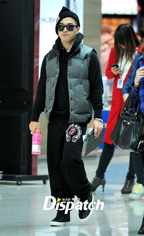 Nam ca sĩ chính của Big Bang, Tae Yang vốn có một mái tóc Môhican rất ấn tượng và chiếc mũ len tinh nghịch này phù hợp kỳ lạ với quả đầu của anh chàng. Xem thêm: Sao Hollywood quyến rũ cùng cún cưng / Khi Sao Hollywood chọn nhầm váy dạ tiệc / Khăn xinh, mũ điệu đón Noel nào! Mỹ nhân Việt ai xinh hơn với mũ rộng vành? / Sốc với mũ...tinh trùng rực rỡ của Lady Gaga Nam ca sĩ chính của Big Bang, Tae Yang vốn có một mái tóc Môhican rất ấn tượng và chiếc mũ len tinh nghịch này phù hợp kỳ lạ với quả đầu của anh chàng. Xem thêm: Sao Hollywood quyến rũ cùng cún cưng / Khi Sao Hollywood chọn nhầm váy dạ tiệc / Khăn xinh, mũ điệu đón Noel nào! Mỹ nhân Việt ai xinh hơn với mũ rộng vành? / Sốc với mũ...tinh trùng rực rỡ của Lady Gaga