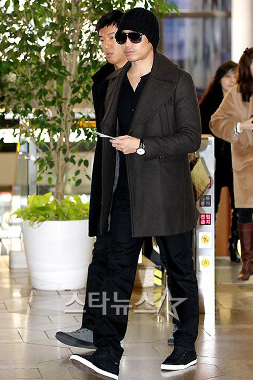 Khoác bộ trang phục có tone màu tối không rườm rà, nam diễn viên kiêm ca sĩ Erics trông thật nam tính. Xem thêm: Sao Hollywood quyến rũ cùng cún cưng / Khi Sao Hollywood chọn nhầm váy dạ tiệc / Khăn xinh, mũ điệu đón Noel nào! Mỹ nhân Việt ai xinh hơn với mũ rộng vành? / Sốc với mũ...tinh trùng rực rỡ của Lady Gaga Khoác bộ trang phục có tone màu tối không rườm rà, nam diễn viên kiêm ca sĩ Erics trông thật nam tính. Xem thêm: Sao Hollywood quyến rũ cùng cún cưng / Khi Sao Hollywood chọn nhầm váy dạ tiệc / Khăn xinh, mũ điệu đón Noel nào! Mỹ nhân Việt ai xinh hơn với mũ rộng vành? / Sốc với mũ...tinh trùng rực rỡ của Lady Gaga