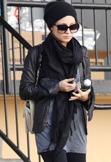 Bà mẹ trẻ Nicole Richie trông thật điềm tĩnh khi đội chiếc mũ len đơn giản kết hợp với khăn và áo vest đen. Xem thêm: Sao Hollywood quyến rũ cùng cún cưng / Khi Sao Hollywood chọn nhầm váy dạ tiệc / Khăn xinh, mũ điệu đón Noel nào! Mỹ nhân Việt ai xinh hơn với mũ rộng vành? / Sốc với mũ...tinh trùng rực rỡ của Lady Gaga Bà mẹ trẻ Nicole Richie trông thật điềm tĩnh khi đội chiếc mũ len đơn giản kết hợp với khăn và áo vest đen. Xem thêm: Sao Hollywood quyến rũ cùng cún cưng / Khi Sao Hollywood chọn nhầm váy dạ tiệc / Khăn xinh, mũ điệu đón Noel nào! Mỹ nhân Việt ai xinh hơn với mũ rộng vành? / Sốc với mũ...tinh trùng rực rỡ của Lady Gaga