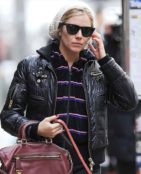 Sienna Miller không chỉ là một diễn viên nổi tiếng, cô còn là một nhà thiết kế thời trang rất có phong cách. Nhìn gu ăn mặc của cô có thể nhận thấy con mắt thẩm mỹ thời trang đó: Một sự pha trộn đầy tự tin giữ chiếc mũ len boho trắng nữ tính với trang phục đen mạnh mẽ có phần nam tính. Xem thêm: Sao Hollywood quyến rũ cùng cún cưng / Khi Sao Hollywood chọn nhầm váy dạ tiệc / Khăn xinh, mũ điệu đón Noel nào! Mỹ nhân Việt ai xinh hơn với mũ rộng vành? / Sốc với mũ...tinh trùng rực rỡ của Lady Gaga Sienna Miller không chỉ là một diễn viên nổi tiếng, cô còn là một nhà thiết kế thời trang rất có phong cách. Nhìn gu ăn mặc của cô có thể nhận thấy con mắt thẩm mỹ thời trang đó: Một sự pha trộn đầy tự tin giữ chiếc mũ len boho trắng nữ tính với trang phục đen mạnh mẽ có phần nam tính. Xem thêm: Sao Hollywood quyến rũ cùng cún cưng / Khi Sao Hollywood chọn nhầm váy dạ tiệc / Khăn xinh, mũ điệu đón Noel nào! Mỹ nhân Việt ai xinh hơn với mũ rộng vành? / Sốc với mũ...tinh trùng rực rỡ của Lady Gaga