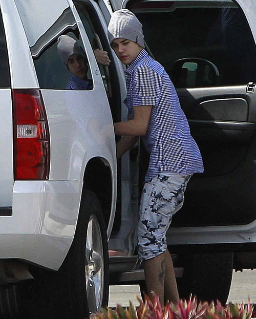 Dù tiết trời ở Mexico khá ấm áp, Justin Bieber vẫn đội mũ len! Có vẻ như chàng ca sĩ của “Baby” rất kết kiểu mũ này. Xem thêm: Sao Hollywood quyến rũ cùng cún cưng / Khi Sao Hollywood chọn nhầm váy dạ tiệc / Khăn xinh, mũ điệu đón Noel nào! Mỹ nhân Việt ai xinh hơn với mũ rộng vành? / Sốc với mũ...tinh trùng rực rỡ của Lady Gaga Dù tiết trời ở Mexico khá ấm áp, Justin Bieber vẫn đội mũ len! Có vẻ như chàng ca sĩ của “Baby” rất kết kiểu mũ này. Xem thêm: Sao Hollywood quyến rũ cùng cún cưng / Khi Sao Hollywood chọn nhầm váy dạ tiệc / Khăn xinh, mũ điệu đón Noel nào! Mỹ nhân Việt ai xinh hơn với mũ rộng vành? / Sốc với mũ...tinh trùng rực rỡ của Lady Gaga