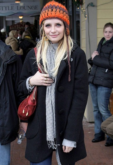 Mischa Barton thật đáng yêu với chiếc mũ màu cam này. Dù nàng diễn viên của “The O.C” có “lắm chiêu” thế nào thì cô cũng đã được giám đốc sáng tạo của Chanel Karl Lagerfeld tặng giải thưởng VIPer vì sự giản dị nhưng sành điệu trong cách ăn vận thường ngày của mình. Xem thêm: Sao Hollywood quyến rũ cùng cún cưng / Khi Sao Hollywood chọn nhầm váy dạ tiệc / Khăn xinh, mũ điệu đón Noel nào! Mỹ nhân Việt ai xinh hơn với mũ rộng vành? / Sốc với mũ...tinh trùng rực rỡ của Lady Gaga Mischa Barton thật đáng yêu với chiếc mũ màu cam này. Dù nàng diễn viên của “The O.C” có “lắm chiêu” thế nào thì cô cũng đã được giám đốc sáng tạo của Chanel Karl Lagerfeld tặng giải thưởng VIPer vì sự giản dị nhưng sành điệu trong cách ăn vận thường ngày của mình. Xem thêm: Sao Hollywood quyến rũ cùng cún cưng / Khi Sao Hollywood chọn nhầm váy dạ tiệc / Khăn xinh, mũ điệu đón Noel nào! Mỹ nhân Việt ai xinh hơn với mũ rộng vành? / Sốc với mũ...tinh trùng rực rỡ của Lady Gaga