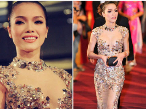 Đây là kiểu váy được kết hợp từ việc gắn pha lê, đá, hoặc thêu ren trên nền lớp vải xuyên thấu, có thể bằng voan hay sheer nhẹ, mang gam màu camel hoặc màu nude. Cùng với việc điểm xuyết và che lấp những điểm nhạy cảm trên cơ thể người mặc, chiếc váy này tạo ra những khoảng hở khá… ấn tượng. Chúng tạo cảm giác vô cùng sexy, đùa giỡn mắt nhìn. Rất nhiều thiết kế không gây phản cảm, hớ hênh cho người đối diện mà tạo nên vẻ đẹp lôi cuốn từng góc nhìn. Thực chất, kiểu váy nude đã xuất hiện từ lâu trong các BST thời trang quốc tế và các ngôi sao nổi tiếng như Britney Spear, Katty Perry, Jennifer Lopez… từng mặc để tỏa sáng. Trong sự kiện LHP Việt Nam năm 2010, người mẫu, diễn viên Quách An An từng nhận được nhiều lời khen ngợi với chiếc váy gắn đá gợi cảm. Đây là kiểu váy được kết hợp từ việc gắn pha lê, đá, hoặc thêu ren trên nền lớp vải xuyên thấu, có thể bằng voan hay sheer nhẹ, mang gam màu camel hoặc màu nude. Cùng với việc điểm xuyết và che lấp những điểm nhạy cảm trên cơ thể người mặc, chiếc váy này tạo ra những khoảng hở khá… ấn tượng. Chúng tạo cảm giác vô cùng sexy, đùa giỡn mắt nhìn. Rất nhiều thiết kế không gây phản cảm, hớ hênh cho người đối diện mà tạo nên vẻ đẹp lôi cuốn từng góc nhìn. Thực chất, kiểu váy nude đã xuất hiện từ lâu trong các BST thời trang quốc tế và các ngôi sao nổi tiếng như Britney Spear, Katty Perry, Jennifer Lopez… từng mặc để tỏa sáng. Trong sự kiện LHP Việt Nam năm 2010, người mẫu, diễn viên Quách An An từng nhận được nhiều lời khen ngợi với chiếc váy gắn đá gợi cảm.