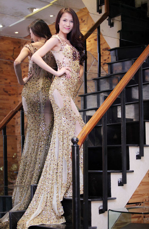 Phần đính đá giày đặc trên váy tạo những khoảng hở vừa phải. Xem thêm: "Lộ hàng" vì váy ren xuyên thấu/ Sao Việt và những chiếc váy ren biết nói/ Khi sao Việt quá phản cảm với đồ ren/ Váy ren xuyên thấu: chiêu khoe hàng mới của Sao/ Nhìn lại thời trang "nude" của Sao Việt một năm qua Phần đính đá giày đặc trên váy tạo những khoảng hở vừa phải. Xem thêm: "Lộ hàng" vì váy ren xuyên thấu/ Sao Việt và những chiếc váy ren biết nói/ Khi sao Việt quá phản cảm với đồ ren/ Váy ren xuyên thấu: chiêu khoe hàng mới của Sao/ Nhìn lại thời trang "nude" của Sao Việt một năm qua