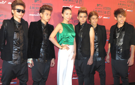 Khác với hình ảnh nóng bỏng của Phi Thanh Vân, Ngô Thanh Vân xuất hiện cùng các chàng trai nhóm 365 trong trang phục đơn giản: áo kiểu hở lưng màu xanh và quần dài ống rộng màu trắng nhưng vẫn quyến rũ, thu hút.