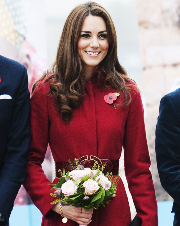 Mái tóc bồng bềnh của Catherine Middleton Sau đám cưới hoàng gia Anh, công nương Catherine Middleton đã gây một cơn sốt lớn về thời trang trên toàn thế giới. Mái tóc dài với những lọn xoăn nhẹ được coi là thương hiệu của Kate Middleton. Cô thường xuyên chọn kiểu tóc đơn giản này khi xuất hiện tại các sự kiện. Với mái tóc thế này, bạn chỉ cần chăm chút đến những nếp sóng ở ngọn và tạo kiểu búi đơn giản.