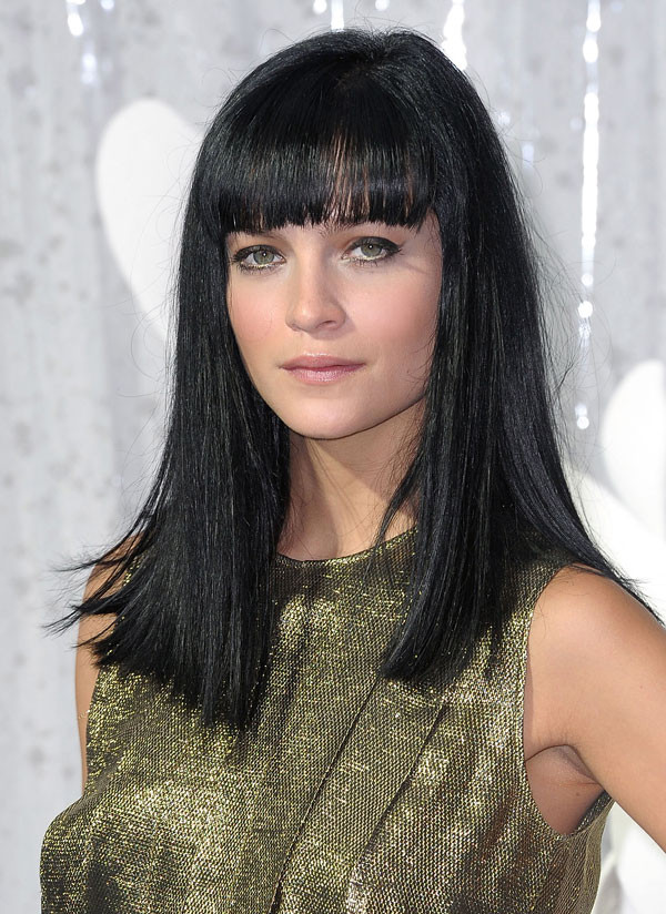 Đuôi tóc nhọn và mái ngố của Leigh Lezark DJ kiêm siêu mẫu nổi tiếng nước Mỹ Leigh Lezark nổi tiếng trong làng thời trang bởi đôi mắt xanh cá tính và vẻ mặt lạnh ấn tượng. Với kiểu tóc mái ngố và vót nhọn ở phần đuôi càng làm nổi bật vẻ đẹp cuốn hút trên gương mặt của Leigh Lezark . Còn bạn, nếu sở hữu một gương mặt hoàn hảo thì còn chần chừ gì không tạo kiểu tóc ấn tượng này.