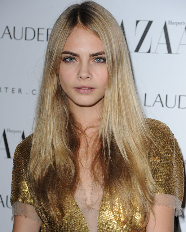 Mái tóc ấn tượng của Cara Delevingne 19 tuổi, Cara đã chứng minh năm 2011 là năm dành cho cô. Tiếp tục với vai trò là gương mặt đại diện của Burberry, Cara chính là siêu mẫu mở màn cho show thời trang Burberry Prorsum Spring Summer 2012. Mái tóc dài và thẳng với những mảng màu sáng tối ở ngọn, thân và chân tóc tạo nên nét độc đáo và ấn tượng cho gương mặt của cô. Với mái tóc này sẽ làm đẹp khuôn mặt tròn hoặc vuông vì nó tạo cảm giác dài hơn cho khuôn mặt và vẻ mềm mại cho đường viền quai hàm. Việc của bạn là hãy sắm một chiếc máy sấy tốc độ cao nhé!