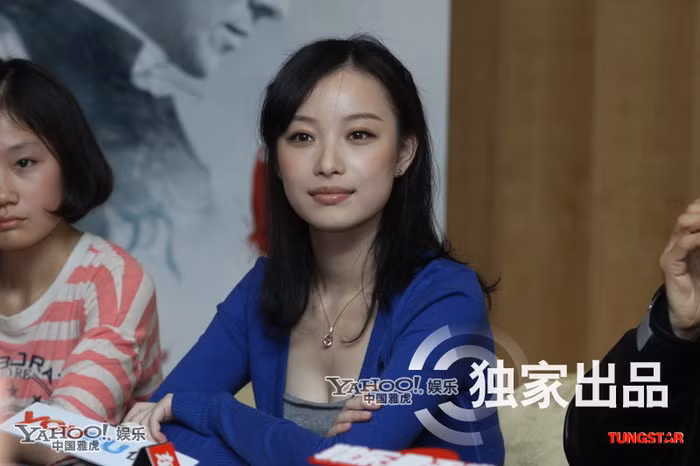 Nghê Ny (1988), tốt nghiệp Đại học Truyền thông Trung Quốc, là diễn viên chính trong bộ phim mới nhất của đạo diễn Trương nghệ Mưu “Kim lăng thập tam thoa”. Vẻ đẹp của cô không cần son phấn điểm tô. Nghê Ny (1988), tốt nghiệp Đại học Truyền thông Trung Quốc, là diễn viên chính trong bộ phim mới nhất của đạo diễn Trương nghệ Mưu “Kim lăng thập tam thoa”. Vẻ đẹp của cô không cần son phấn điểm tô.