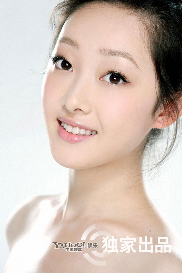 Tưởng Mộng Tiệp (1989), tốt nghiệp Học viện múa Bắc Kinh khoa Ballet, nổi danh với vai diễn Lâm Đại Ngọc trong “Tân Hồng Lâu mộng”. Cô mang vẻ đẹp căng tròn của người con gái đang độ xuân thì, rạng rỡ và gợi cảm. Tưởng Mộng Tiệp (1989), tốt nghiệp Học viện múa Bắc Kinh khoa Ballet, nổi danh với vai diễn Lâm Đại Ngọc trong “Tân Hồng Lâu mộng”. Cô mang vẻ đẹp căng tròn của người con gái đang độ xuân thì, rạng rỡ và gợi cảm.