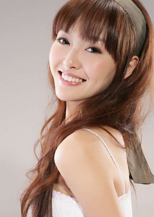 Đường Yên (1986), với vai diễn cô “cao thủ vui vẻ” trong “Cao thủ như lâm” đã không còn xa lạ gì với khán giả, và một loạt những bộ phim đình đám gần đây như “Đánh thức tình yêu”,“Ba tiểu thư nhà họ Hạ”… càng khẳng định tên tuổi của cô. Vẻ đẹp của cô được ví von như là "nàng thơ của mùa Hạ". Đôi mắt to, chiếc mũi thanh cao, nụ cười rạng rỡ là những điểm nổi bật khi lần đầu gặp cô. Đường Yên (1986), với vai diễn cô “cao thủ vui vẻ” trong “Cao thủ như lâm” đã không còn xa lạ gì với khán giả, và một loạt những bộ phim đình đám gần đây như “Đánh thức tình yêu”,“Ba tiểu thư nhà họ Hạ”… càng khẳng định tên tuổi của cô. Vẻ đẹp của cô được ví von như là "nàng thơ của mùa Hạ". Đôi mắt to, chiếc mũi thanh cao, nụ cười rạng rỡ là những điểm nổi bật khi lần đầu gặp cô.