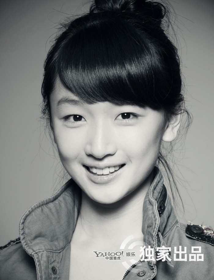 Châu Đông Vũ (1991) là thế hệ diễn viên mới của Trung Quốc với vẻ đẹp thuần thiết, tinh khôi trong bộ phim “Chuyện tình cây táo gai” của đạo diễn lừng danh Trương Nghệ Mưu đã giúp cô trở thành "Mưu nữ lang thế hệ mới”. Xuân thì chính là lớp "ngụy trang" tốt hơn cả son phấn giúp cô tỏa sáng. Châu Đông Vũ (1991) là thế hệ diễn viên mới của Trung Quốc với vẻ đẹp thuần thiết, tinh khôi trong bộ phim “Chuyện tình cây táo gai” của đạo diễn lừng danh Trương Nghệ Mưu đã giúp cô trở thành "Mưu nữ lang thế hệ mới”. Xuân thì chính là lớp "ngụy trang" tốt hơn cả son phấn giúp cô tỏa sáng.