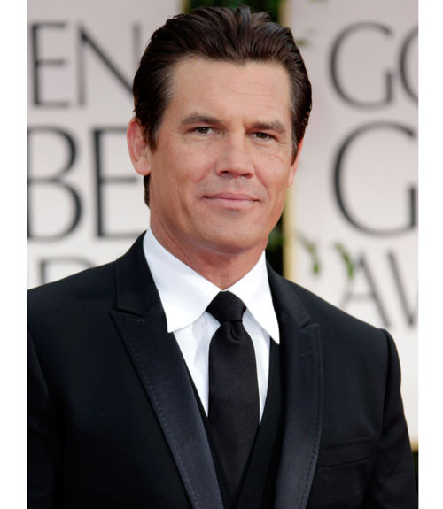 10. Cà vạt đẹp nhất: Josh Brolin Chiếc tuxedo sẽ rất hoàn hảo khi đeo thêm cà vạt. Nhưng trong phút chốc, Josh Brolin đã làm thay đổi quan niệm đó: chỉ cần chiếc cổ áo này và một nút thắt của cà vạt thôi đã tạo nên sự kết hợp hoàn hảo rồi! 10. Cà vạt đẹp nhất: Josh Brolin Chiếc tuxedo sẽ rất hoàn hảo khi đeo thêm cà vạt. Nhưng trong phút chốc, Josh Brolin đã làm thay đổi quan niệm đó: chỉ cần chiếc cổ áo này và một nút thắt của cà vạt thôi đã tạo nên sự kết hợp hoàn hảo rồi!
