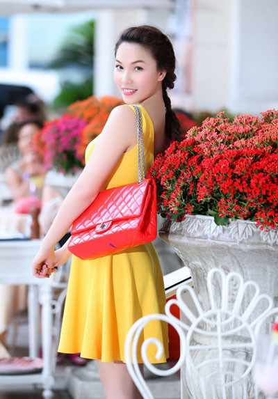 Quỳnh Thư thích sắm túi xách “khủng”