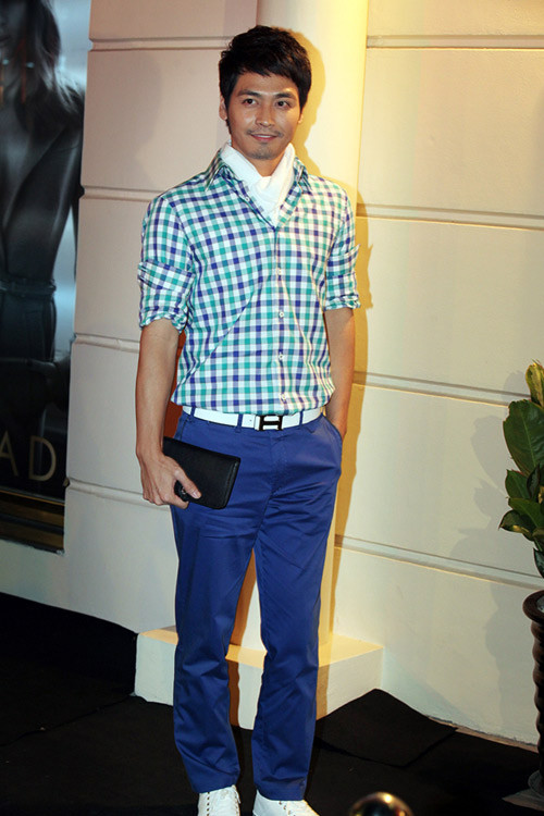 Mặc dù để dâu dài nhưng trông Phan Anh vẫn có nét gì đó e thẹn của các cô gái mới lớn