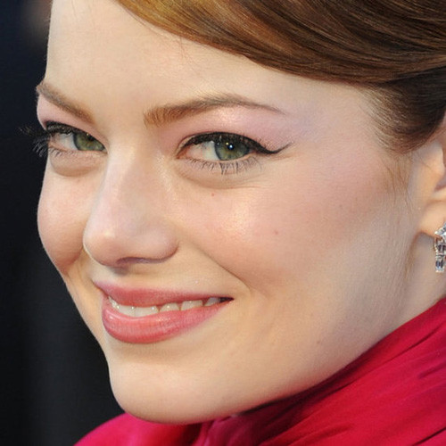 Vẫn là winged-eyeliner, nhưng Emma Stone chỉ vẽ một đường nhỏ và mỏng, trông cô rất sắc sảo Vẫn là winged-eyeliner, nhưng Emma Stone chỉ vẽ một đường nhỏ và mỏng, trông cô rất sắc sảo
