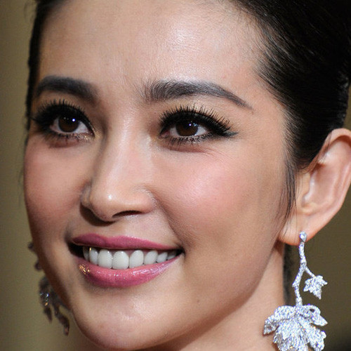 Đến tham dự Lễ trao giải Oscar năm nay cùng với đoàn làm phim “Tuyết hoa bí phiến”, Lý Băng Băng cũng là một trong số những mỹ nhân được chú ý trên thảm đỏ bởi cách trang điểm rất nổi bật Đến tham dự Lễ trao giải Oscar năm nay cùng với đoàn làm phim “Tuyết hoa bí phiến”, Lý Băng Băng cũng là một trong số những mỹ nhân được chú ý trên thảm đỏ bởi cách trang điểm rất nổi bật