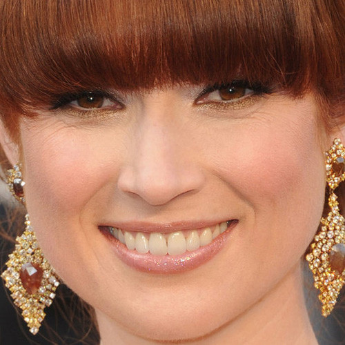 Ellie Kemper chọn kiểu vẽ mắt rất đáng yêu, viền trên được làm đậm với chì đen, trong khí đó viền dưới được bao phủ với một lớp phấn nhũ màu vàng. Tuy nhiên, kiểu trang điểm này làm cho đôi mắt của cô trông nhỏ hơn Ellie Kemper chọn kiểu vẽ mắt rất đáng yêu, viền trên được làm đậm với chì đen, trong khí đó viền dưới được bao phủ với một lớp phấn nhũ màu vàng. Tuy nhiên, kiểu trang điểm này làm cho đôi mắt của cô trông nhỏ hơn