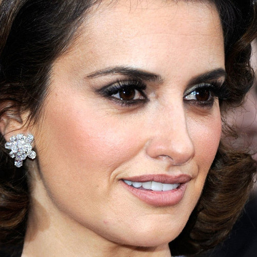 Dù trang điểm theo kiểu cổ điển (sử dụng toàn gam màu trầm), nhưng đôi mắt khói của Penelope Cruz thật sự quyến rũ, có thể hút hồn mọi ánh nhìn Dù trang điểm theo kiểu cổ điển (sử dụng toàn gam màu trầm), nhưng đôi mắt khói của Penelope Cruz thật sự quyến rũ, có thể hút hồn mọi ánh nhìn