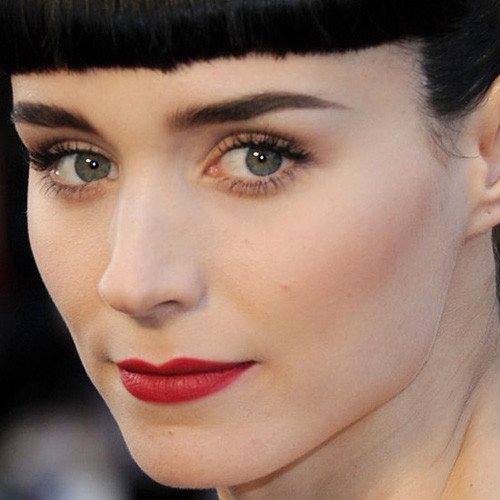 Nữ diễn viên 27 tuổi Rooney Mara cũng chọn son môi màu đỏ như Angelina Jolie, nhưng cô không dùng son bóng Nữ diễn viên 27 tuổi Rooney Mara cũng chọn son môi màu đỏ như Angelina Jolie, nhưng cô không dùng son bóng