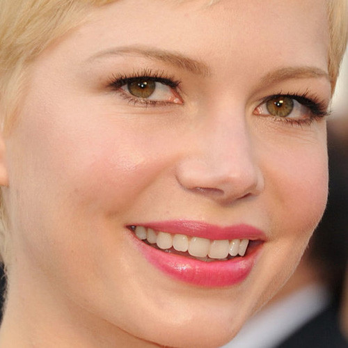 Michelle Williams tạo điểm nhấn cho đôi môi xinh với son môi màu hồng và thêm một chút son bóng. Phần mắt được cô trang điểm rất nhẹ nhàng, thậm chí không dùng đến phấn mắt Michelle Williams tạo điểm nhấn cho đôi môi xinh với son môi màu hồng và thêm một chút son bóng. Phần mắt được cô trang điểm rất nhẹ nhàng, thậm chí không dùng đến phấn mắt