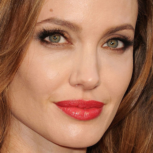 Thường gây chú ý với kiểu mắt mèo đậm, nhưng lần này "bà Smith" lại trang điểm mắt rất nhạt, chỉ có đôi môi đỏ mọng là phong cách quen thuộc mà chúng ta vẫn thường thấy Thường gây chú ý với kiểu mắt mèo đậm, nhưng lần này "bà Smith" lại trang điểm mắt rất nhạt, chỉ có đôi môi đỏ mọng là phong cách quen thuộc mà chúng ta vẫn thường thấy