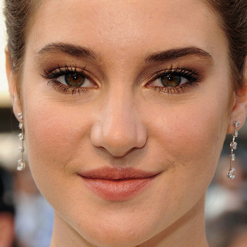 Shailene Woodley cũng chọn gam màu tối cho phấn mắt (nâu đậm). Cô tạo điểm nhấn cho đôi mắt bằng cách chải mascara đậm cho cả mí mắt trên và mí mắt dưới, nhưng đôi môi chỉ tô son màu cam nhạt Shailene Woodley cũng chọn gam màu tối cho phấn mắt (nâu đậm). Cô tạo điểm nhấn cho đôi mắt bằng cách chải mascara đậm cho cả mí mắt trên và mí mắt dưới, nhưng đôi môi chỉ tô son màu cam nhạt