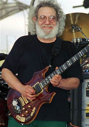 Nghệ sĩ guitar lừng danh Jerry Garcia cũng gắn bó với kính gọng tròn. Ông cũng sáng tạo được một dòng kính mang tên mình trước khi qua đời. Nghệ sĩ guitar lừng danh Jerry Garcia cũng gắn bó với kính gọng tròn. Ông cũng sáng tạo được một dòng kính mang tên mình trước khi qua đời.