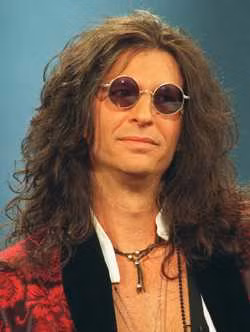 Howard Stern, MC nổi tiếng của chương trình Sirius XM Radio, cũng là người rất yêu thích kiểu kính này.