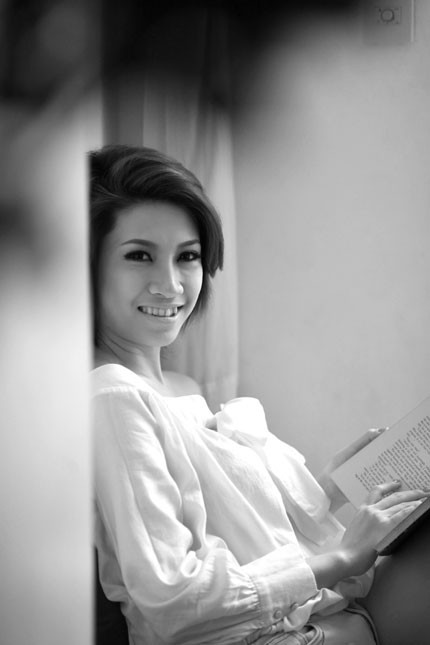 Dưới góc máy của nhiếp ảnh gia Na Sơn, người đẹp đất Cảng trở nên đẹp giản dị và tinh khôi.