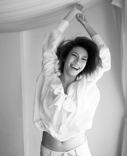 Mái tóc ngắn cũng là hình ảnh luôn gắn bó với nữ ca sĩ tài năng này.