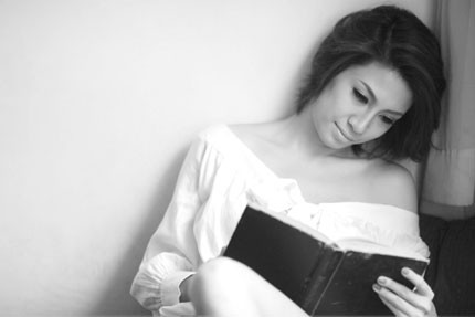 Chiếc áo sơ mi trễ vai để lộ bờ vai nõn nà nhưng cũng vô cùng tinh tế. Ở góc ảnh này, Pha Lê đẹp tựa như cái tên của mình - long lanh.