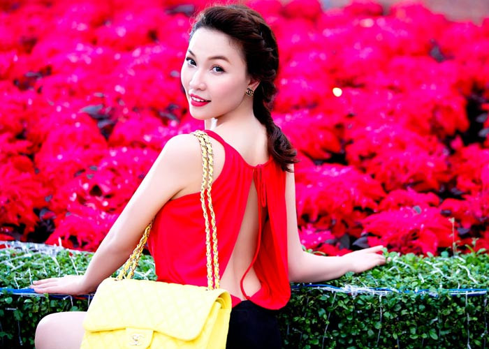 Ngày đầu năm, sau khi trải qua chuyến du lịch dài ngày tại quốc đảo sư tử Singapore, Quỳnh Thư trở lại trên phố phường Sài Gòn vẫn với diện mạo đầy cuốn hút.