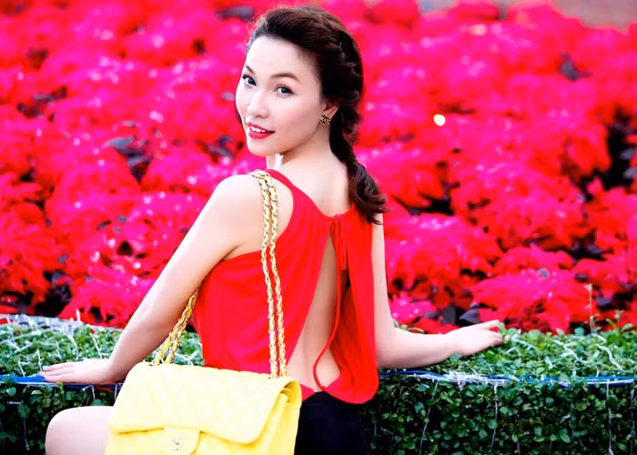 Ngày đầu năm, sau khi trải qua chuyến du lịch dài ngày tại quốc đảo sư tử Singapore, Quỳnh Thư trở lại trên phố phường Sài Gòn vẫn với diện mạo đầy cuốn hút. Ngày đầu năm, sau khi trải qua chuyến du lịch dài ngày tại quốc đảo sư tử Singapore, Quỳnh Thư trở lại trên phố phường Sài Gòn vẫn với diện mạo đầy cuốn hút.