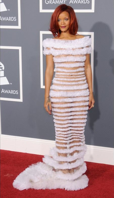 "Bộ cánh" của Rihanna gây sự choáng váng trên thảm đỏ Grammy năm 2011. Chiếc váy Jean Paul Gaultier trở nên khiêu khích dưới ánh điện và đèn flash. "Bộ cánh" của Rihanna gây sự choáng váng trên thảm đỏ Grammy năm 2011. Chiếc váy Jean Paul Gaultier trở nên khiêu khích dưới ánh điện và đèn flash.