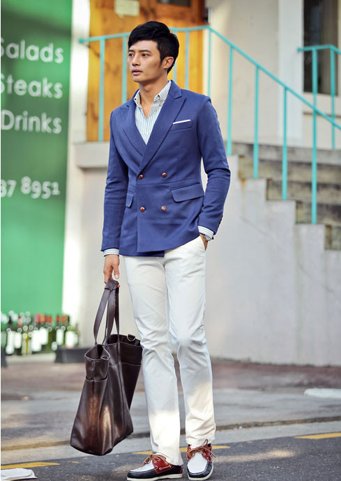 Nếu bạn muốn mình trẻ trung hơn hãy mặc bộ đồ complet bằng chất liệu khaki hoàn toàn kèm theo nơ bướm, khăn mùi xoa kèm túi ngực. Sắc màu quần áo bạn chọn có thể là màu trắng hoặc xanh nước biển. Bạn cũng đừng quên đeo một cặp mắt kính phi công màu tối. Nếu bạn muốn mình trẻ trung hơn hãy mặc bộ đồ complet bằng chất liệu khaki hoàn toàn kèm theo nơ bướm, khăn mùi xoa kèm túi ngực. Sắc màu quần áo bạn chọn có thể là màu trắng hoặc xanh nước biển. Bạn cũng đừng quên đeo một cặp mắt kính phi công màu tối.