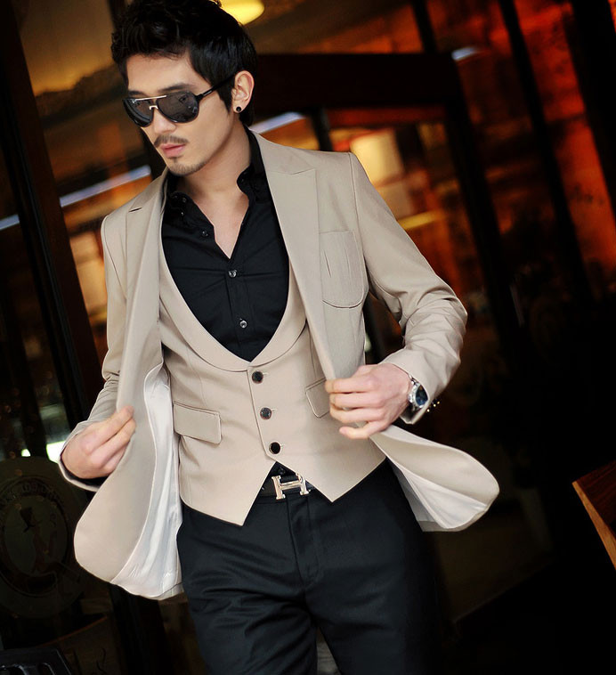 Nếu bạn là chàng trai trẻ trung và yêu thích phong cách khỏe khoắn năng động, hãy mặc chiếc áo blazer kẻ ca-rô, áo sơ mi trắng mặc trong và quần âu sáng màu cùng giày tây. Nếu bạn là chàng trai trẻ trung và yêu thích phong cách khỏe khoắn năng động, hãy mặc chiếc áo blazer kẻ ca-rô, áo sơ mi trắng mặc trong và quần âu sáng màu cùng giày tây.
