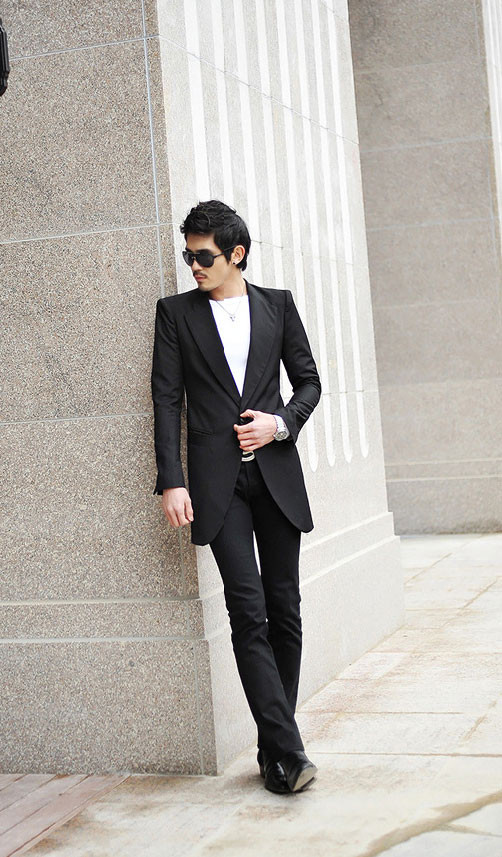 Bạn hãy chọn kiểu mặc vest tuxedo cổ điển để làm tăng sự sang trọng khi đến dự buổi tiệc này. Bạn hãy chọn kiểu mặc vest tuxedo cổ điển để làm tăng sự sang trọng khi đến dự buổi tiệc này.