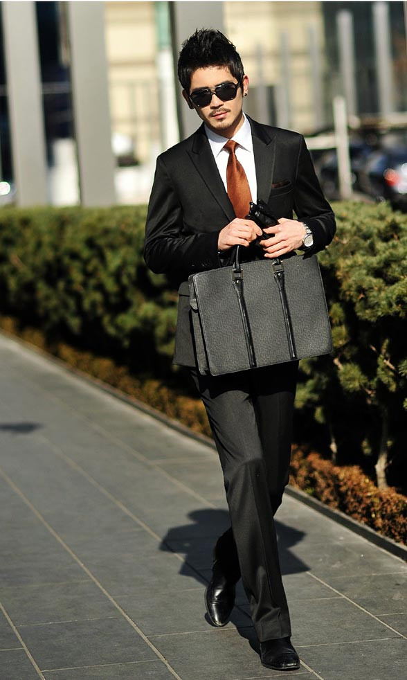 Thứ 2: Nếu bộ complet của bạn đã cũ (mua từ 2 năm về trước) thì bạn nên mua mới một bộ khác để mặc trong ngày này. Hãy nhớ trong đầu rằng, bạn lúc nào cũng phải đeo một chiếc cà vạt. Đây là nguyên tắc cho một bữa tiệc cưới. Nếu là đám cưới trên bãi biển thì dĩ nhiên, trang phục của bạn không bắt buộc phải có. Thêm một số quy tắc: Không mặc complet màu trắng trong lễ cưới vào buổi tối. Bình thường, bạn hãy mặc vest tuxedo hoặc complet vào buổi tối; Không đi giày vải, mặc quần jeans và áo phông trong bữa tiệc cưới sang trọng như thế này. Thứ 2: Nếu bộ complet của bạn đã cũ (mua từ 2 năm về trước) thì bạn nên mua mới một bộ khác để mặc trong ngày này. Hãy nhớ trong đầu rằng, bạn lúc nào cũng phải đeo một chiếc cà vạt. Đây là nguyên tắc cho một bữa tiệc cưới. Nếu là đám cưới trên bãi biển thì dĩ nhiên, trang phục của bạn không bắt buộc phải có. Thêm một số quy tắc: Không mặc complet màu trắng trong lễ cưới vào buổi tối. Bình thường, bạn hãy mặc vest tuxedo hoặc complet vào buổi tối; Không đi giày vải, mặc quần jeans và áo phông trong bữa tiệc cưới sang trọng như thế này.